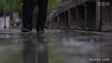 雨中走路的男人脚步